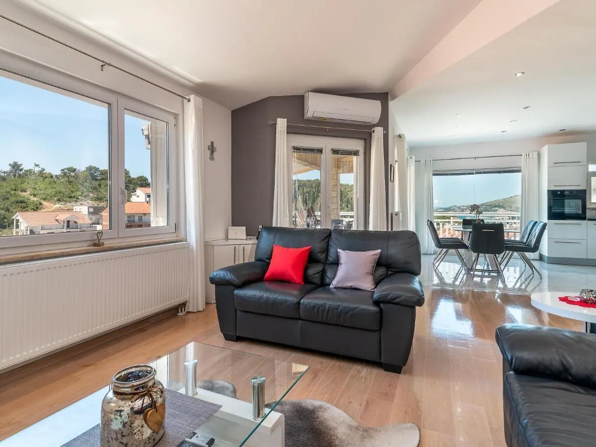 Spacious Apartment In A Quiet Area Trogir