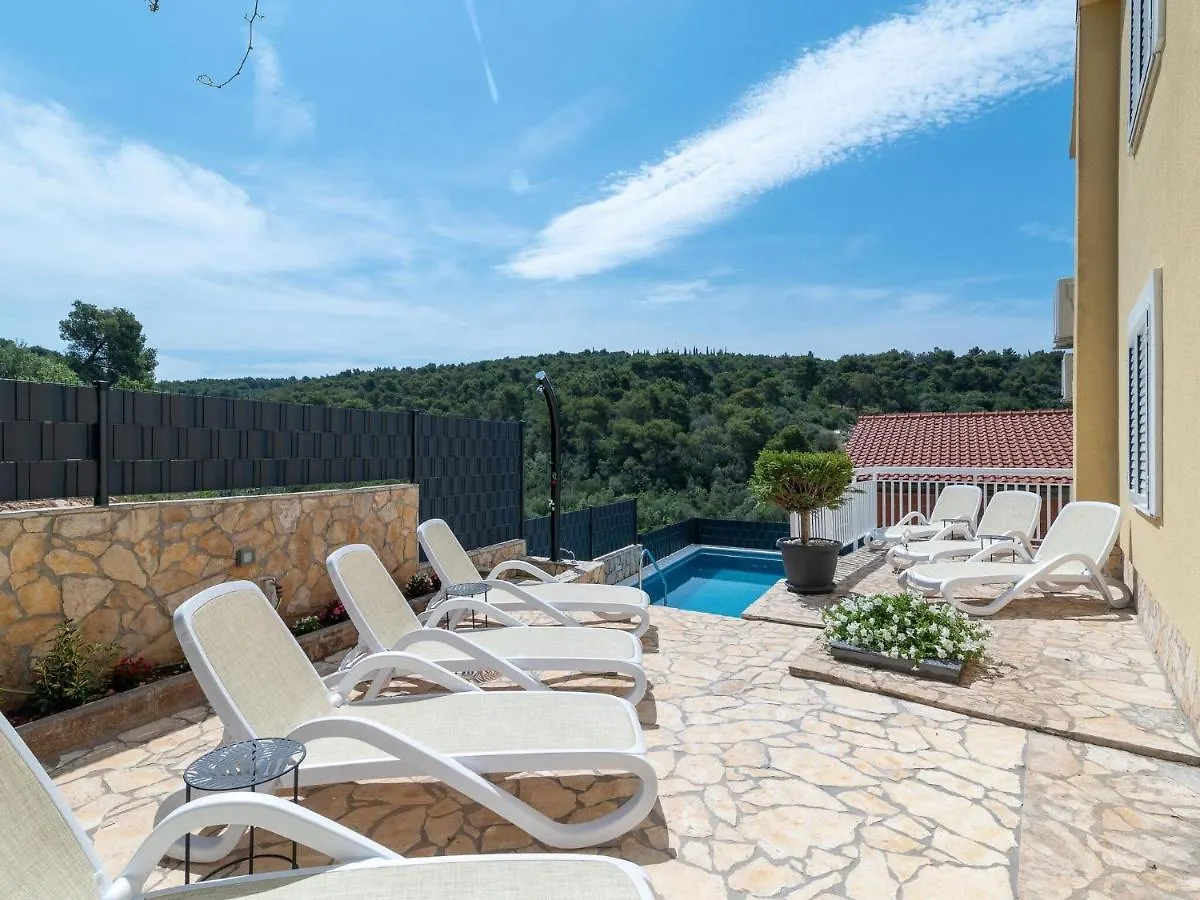 Spacious Apartment In A Quiet Area 0*, Trogir